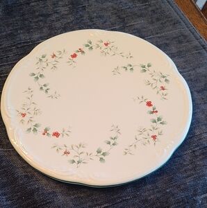 Pfaltzgraff Winterberry cheese plate 8.5" diameter